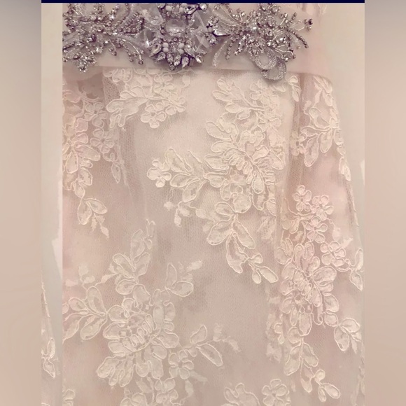 Vera Wang Lace Strapless Wedding Gown - Picture 4 of 7